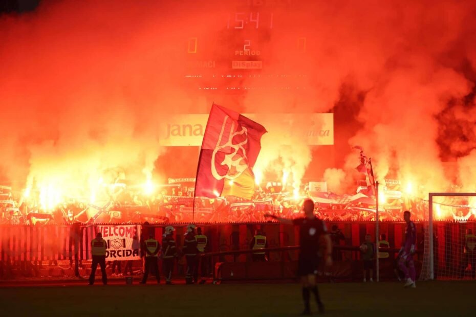 Kaos na tribinama: Torcidaš s pirotehnikom napao Vinkovčane tijekom nereda