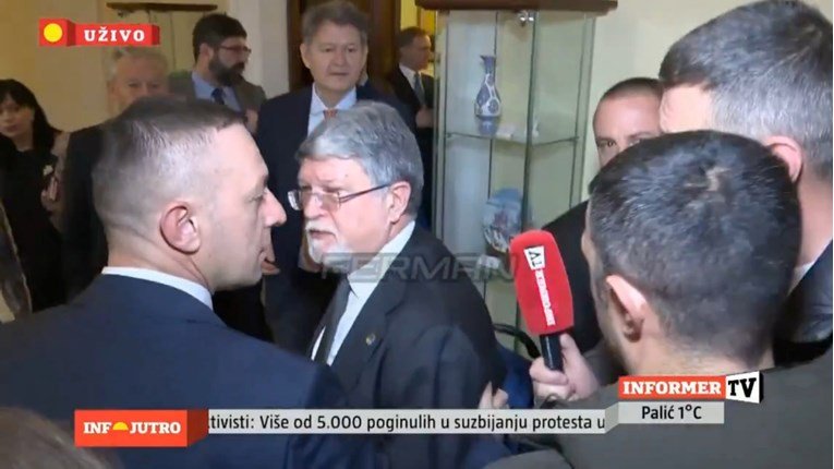 Incident u Skupštini Srbije. Ekipa Vučićevog tabloida provocirala Piculu