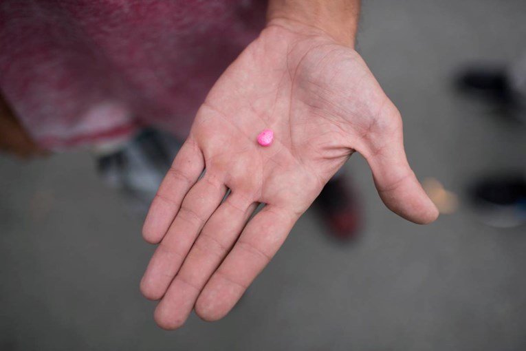 Muškarac u Biogradu prodao ecstasy maloljetniku. Ovaj uzeo drogu pa završio u bolnici